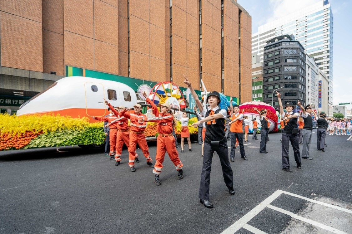 台灣高鐵於108年國慶花車遊行中安排「指差舞」，將內部安全確認手勢化為舞蹈元素。