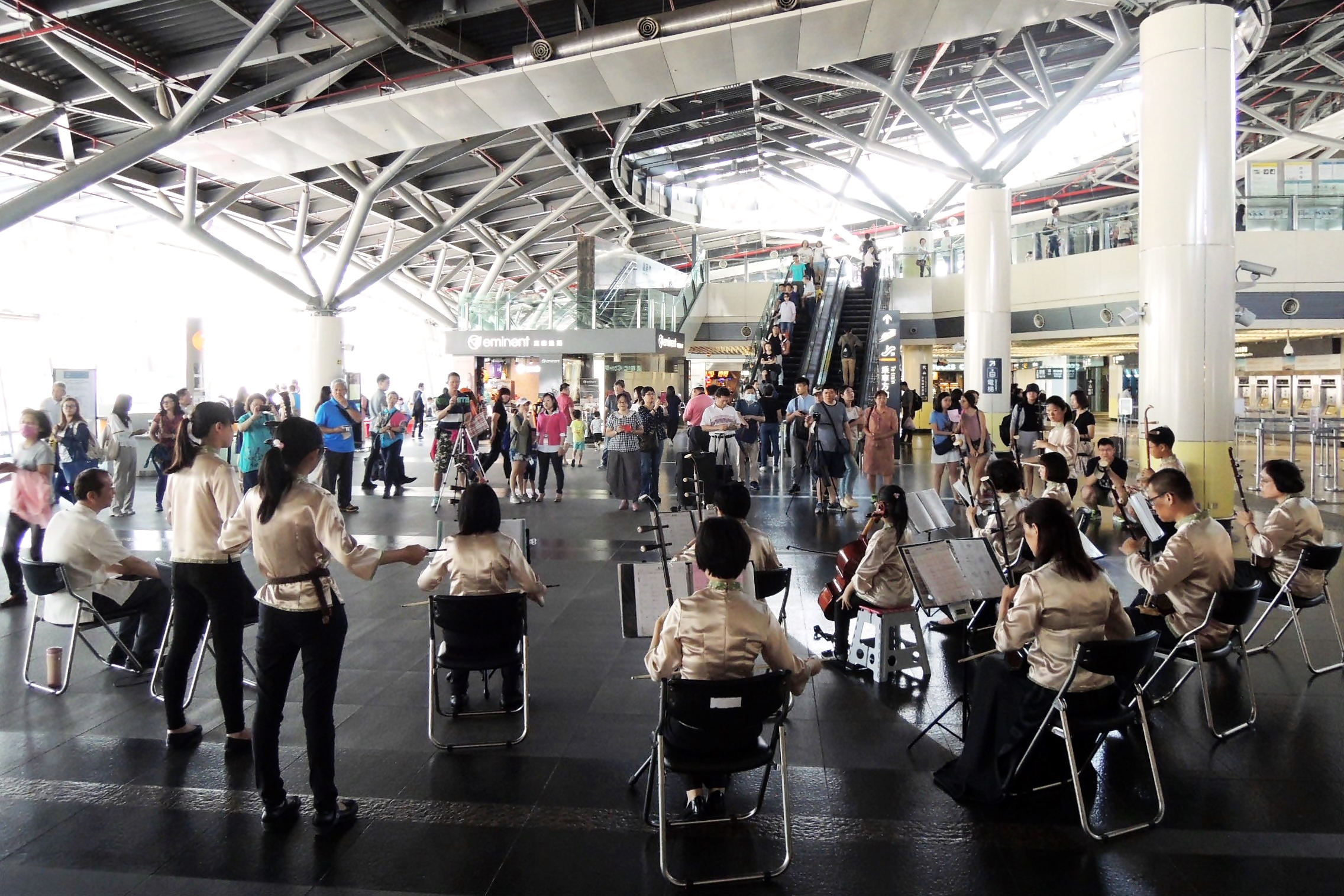 二泉胡琴重奏團於高鐵台南站演出,吸引民眾駐足。