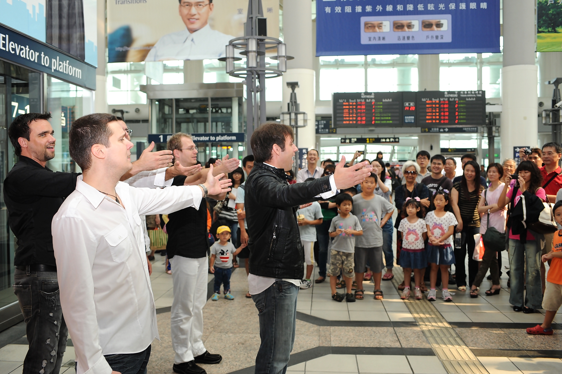 來自德國與匈牙利的美聲團體Niniwe及Fool Moon。