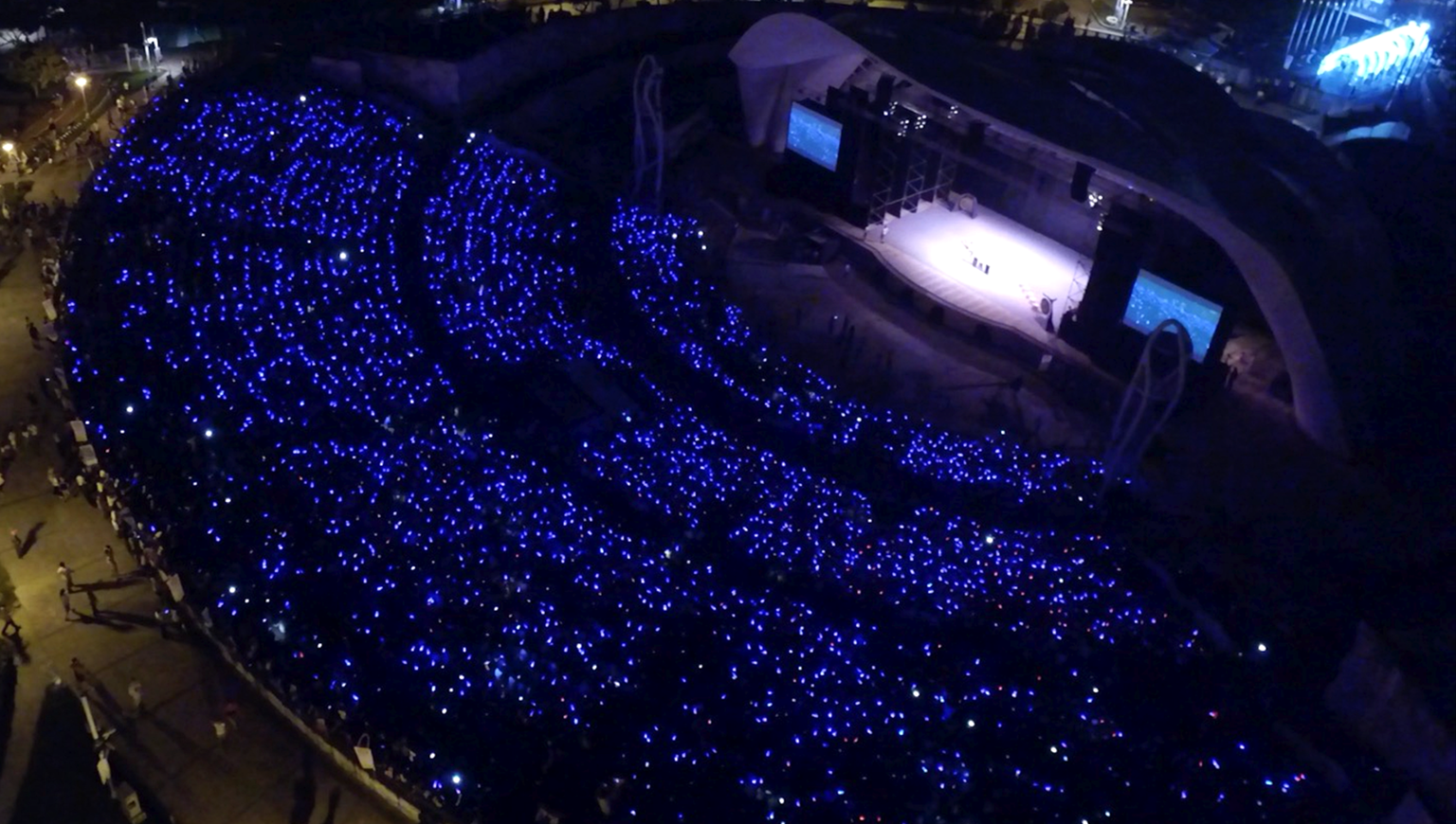 新舞臺藝術節公益場，點亮萬個夢。