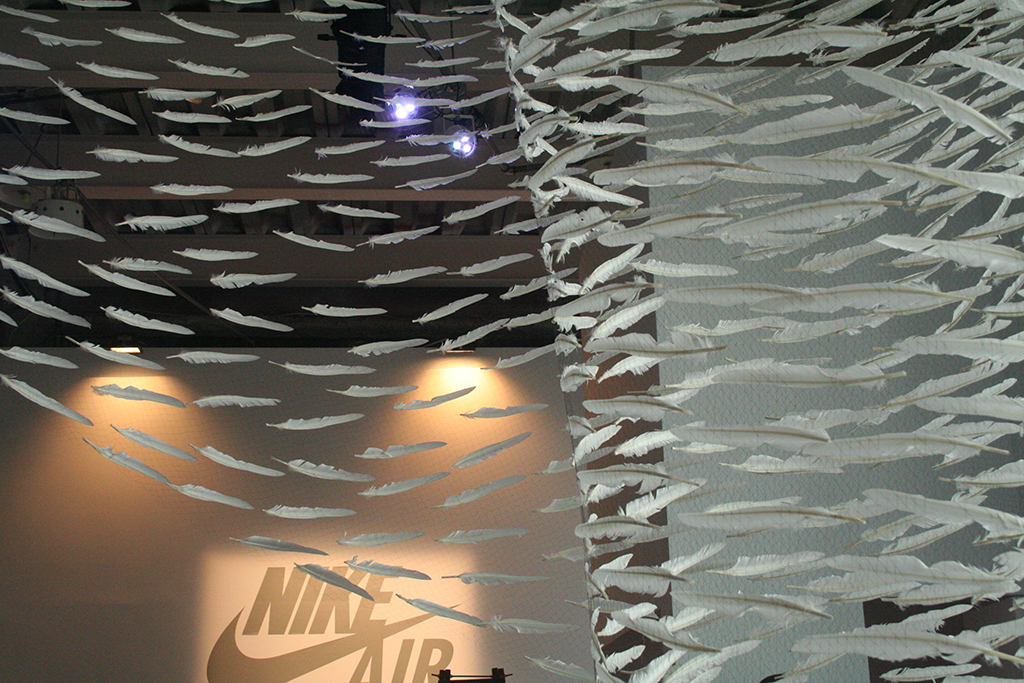 2007年,耐吉(NIKE)「Air Force 1」,找來漫畫家阿推在信義區的Neo 19策劃了「變,不變」展覽,邀請游文富等創作者參展。游文富以三天時間,以其慣用材質──大量的羽毛圍繞展場空間,表達氣流的動態感。