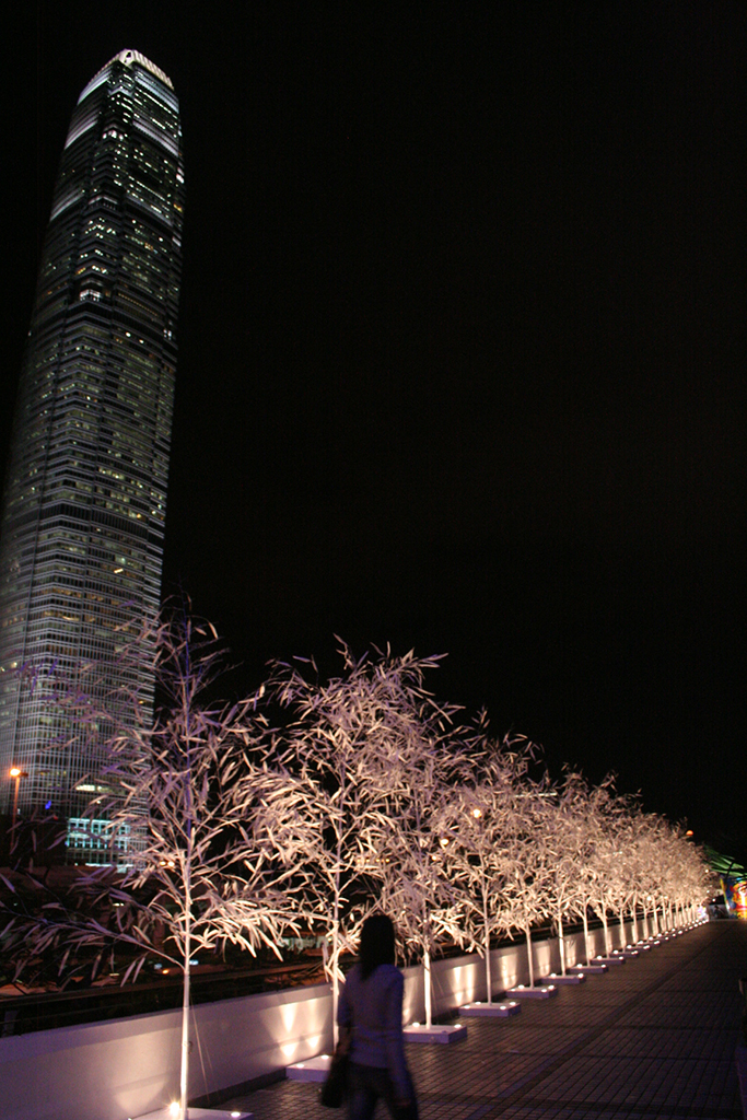 2006年,游文富受富邦藝術基金會邀請,參與了基金會首度進軍香港的展覽「同感童感」,與50位香港學生一起合作,創作大型作品《港邊竹語》。