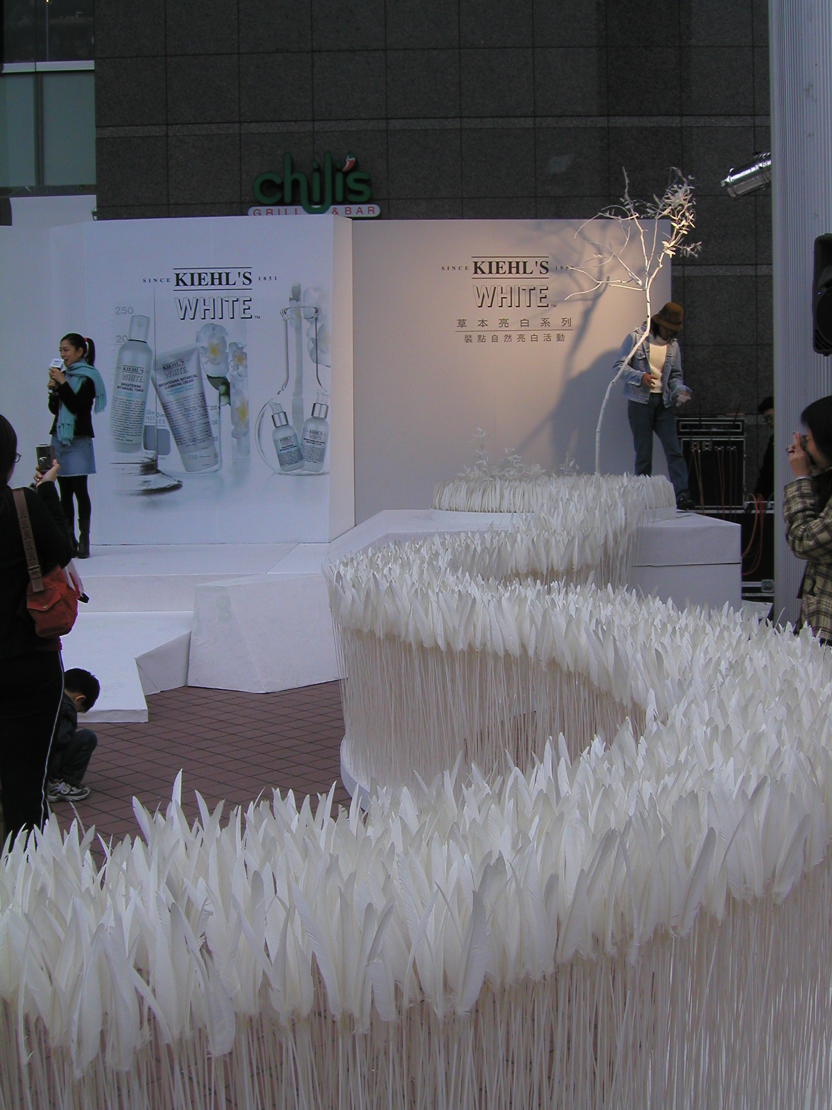 2005年，游文富與保養品品牌Kiehl's合作，游文富在舞台上組合著他創作的白色山茶花，並拿起麥克風簡單解釋地景與裝置藝術的意義，將靜態的裝置藝術變成一場現場表演。