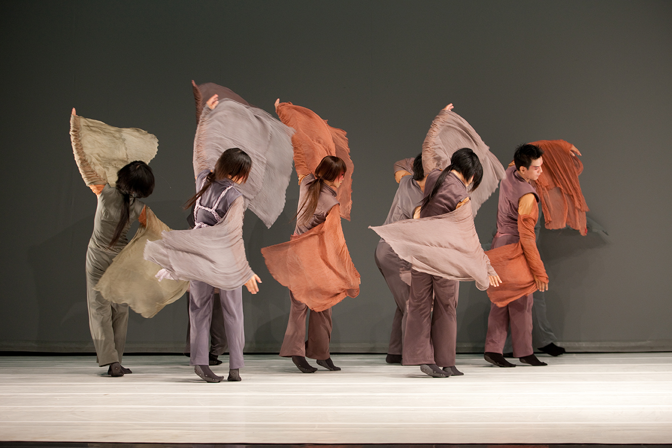 舞蹈空間舞團推出「粼光‧乍現」慶祝創團二十週年，圖為編舞家楊銘隆作品《偶術重現》。（圖／舞蹈空間提供）