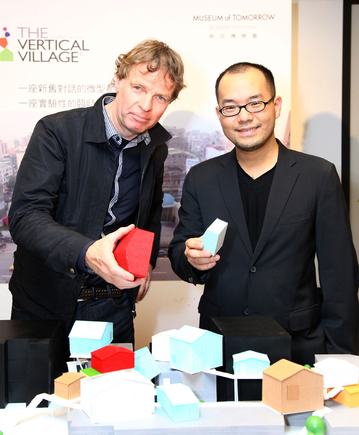 左為MVRDV團隊首席建築師Winy Maas,特別撥冗來台向各界闡釋「垂直村落」的新穎概念;右為忠泰建築文化藝術基金會執行長李彥良先生。