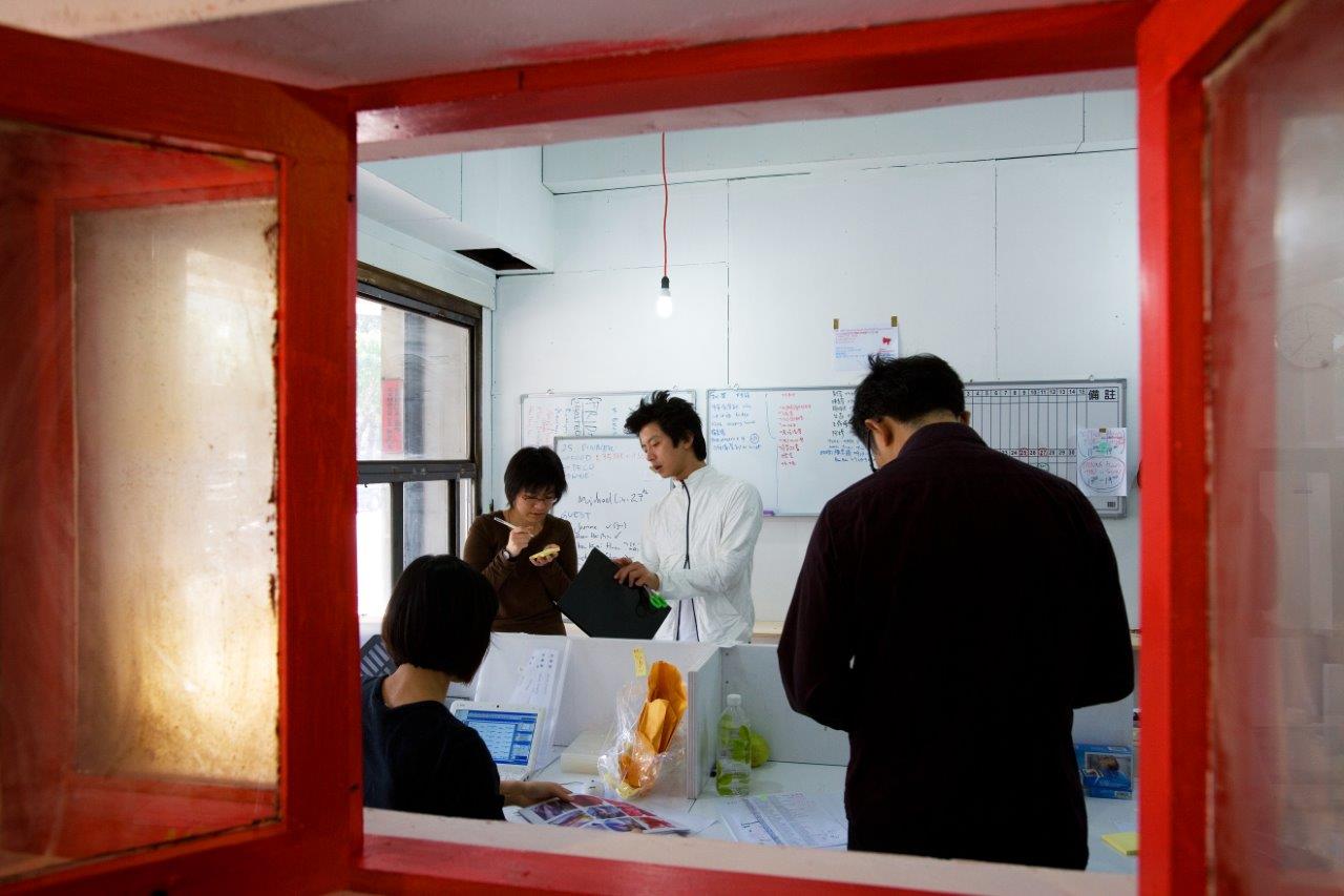 台北當代藝術中心刻意「透明化」的辦公空間。