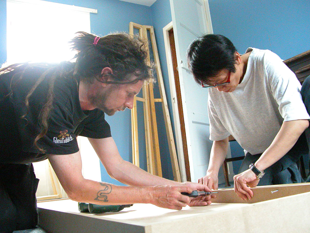 駐村計畫負責人安迪(左)協助陳慧嶠進行創作。