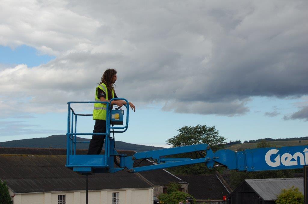 安迪說：「我們從未拒絕藝術家的要求，而是盡可能協助他們完成作品。」