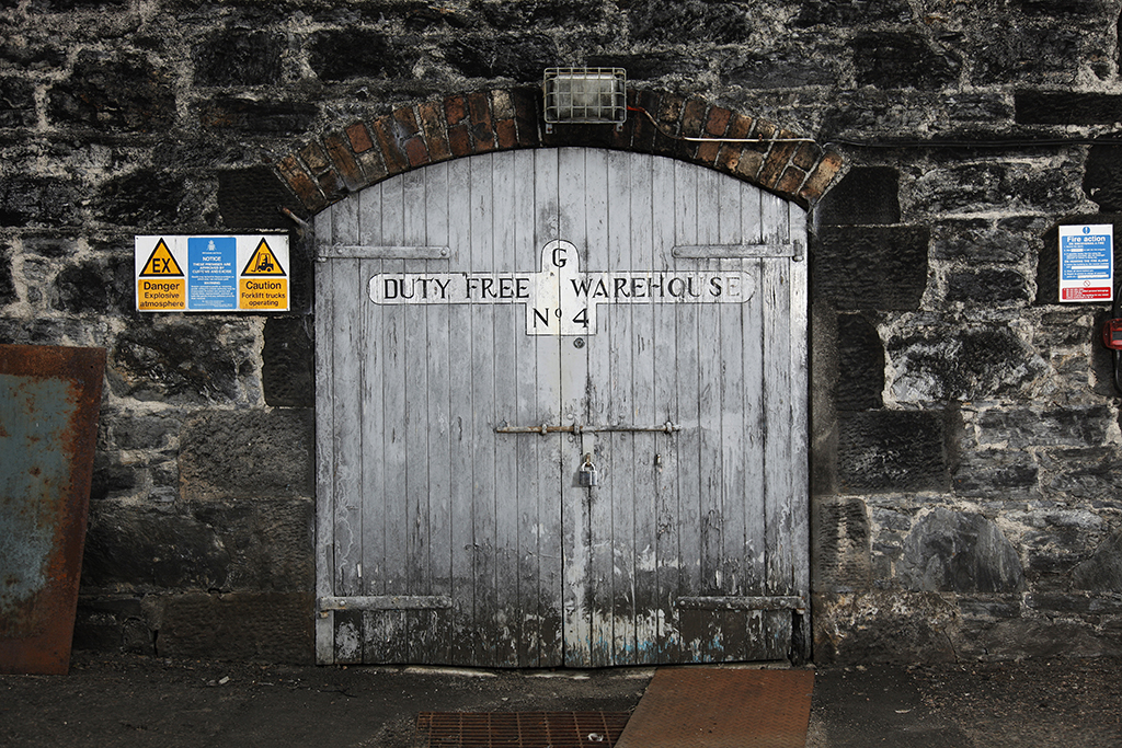 駐村期間，王俊傑著迷於門的意象，在氣候多變的蘇格蘭夏季晚上，以一天兩扇門的速度，用相機勘測、記錄格蘭菲迪酒廠每間倉庫的大門。