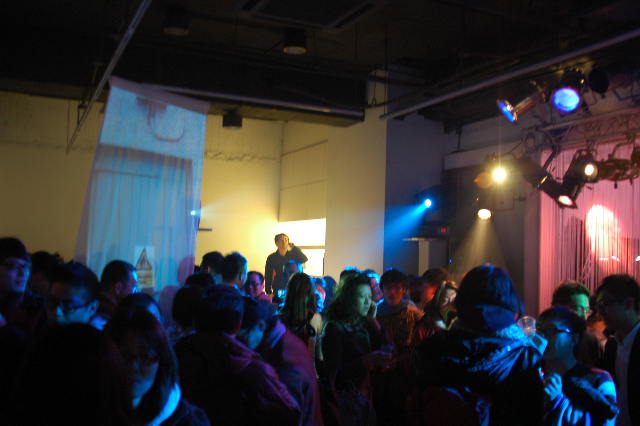 於台北夏可喜當代藝術畫廊舉辦的王俊傑駐村創作發表會，宛若一場時尚派對。