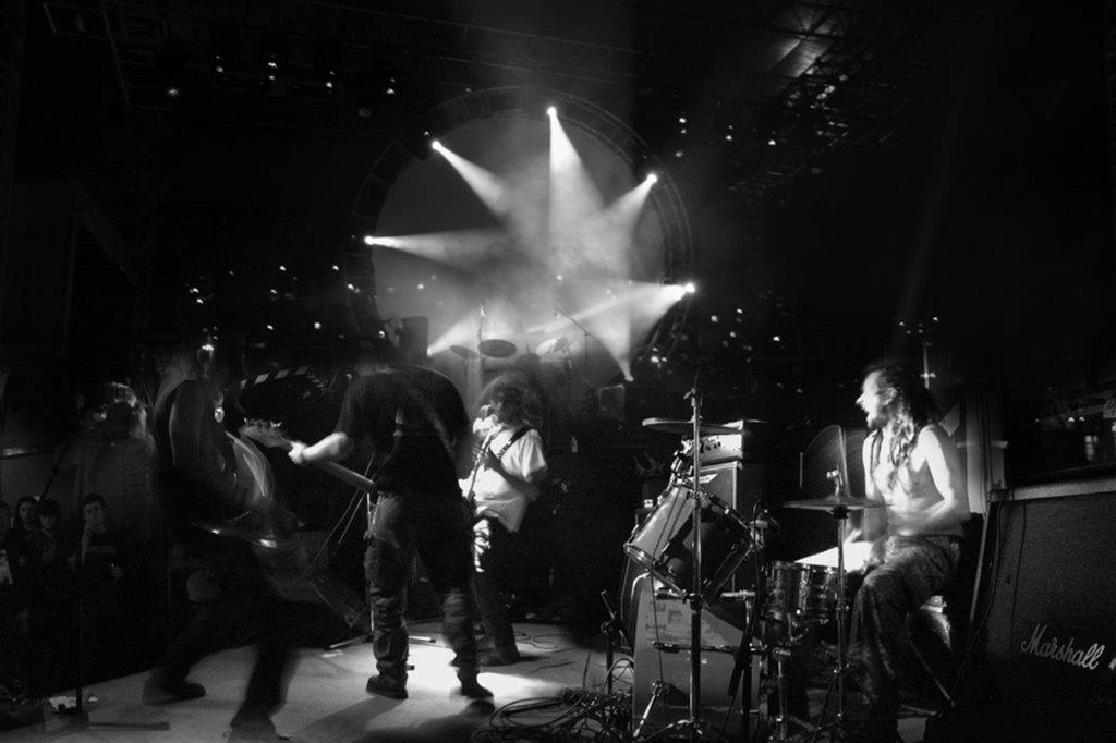 安迪（圖右之鼓手）與他所帶領的地下龐克樂團。