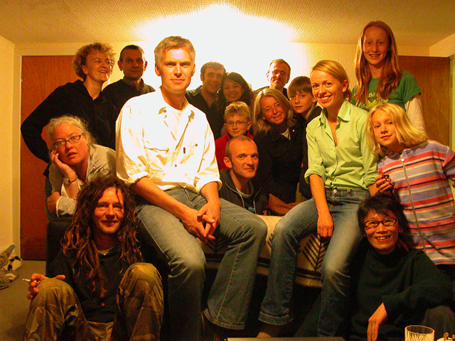 陳慧嶠(右下)與來自世界各地的駐村藝術家合影。左下為駐村計畫負責人安迪。