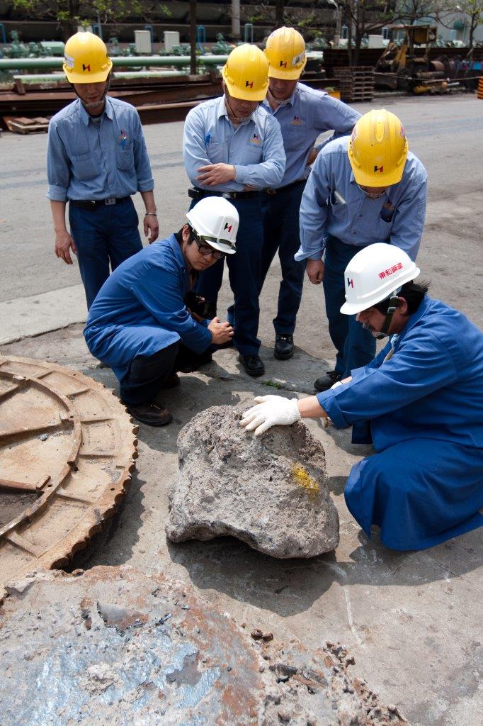 在東鋼駐廠專案中陸續與風格迥異的藝術家建立長時間、高密度的合作關係，對東鋼廠區員工而言是一種全新的體驗。右一為首位駐廠藝術家張子隆。