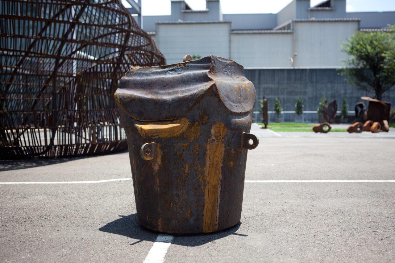 張子隆的創作重視量體關係，駐廠作品《四T圓體》重量高達4340公斤。