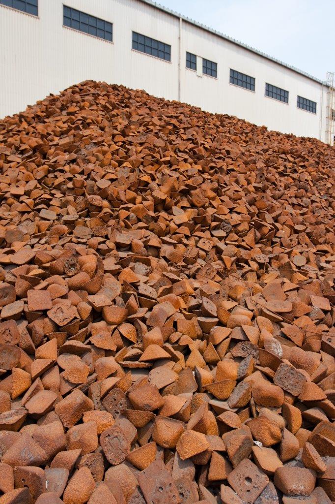 駐廠藝術家對廠區的廢鐵堆存在著微妙的情感，視之若寶山，這樣的想法讓廠區員工有機會重新看待原來習以為常的物事。