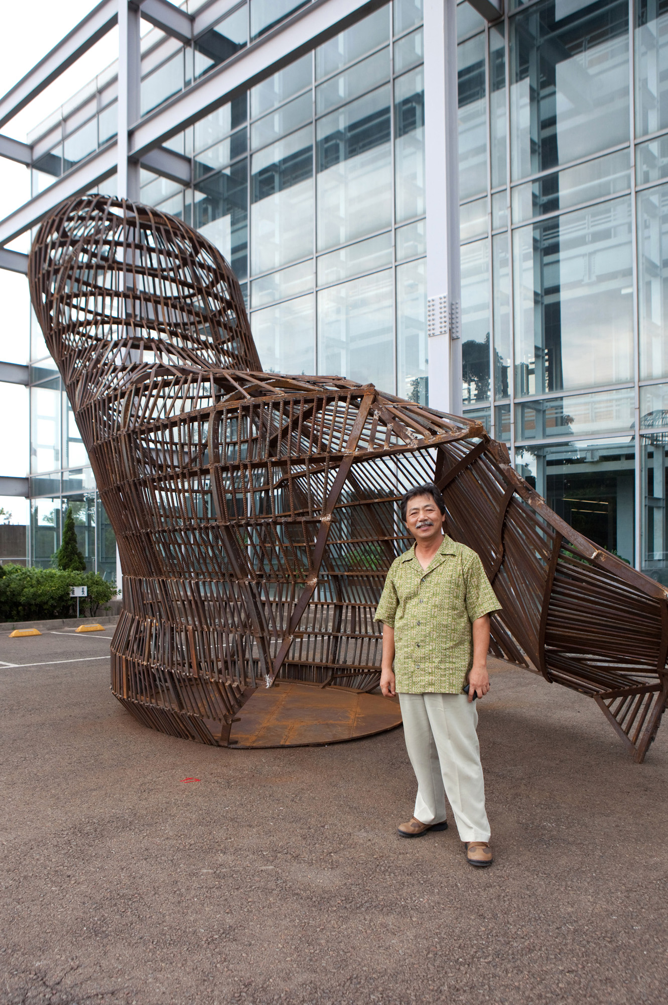 張子隆及其東鋼駐廠創作作品《有機之靈》。