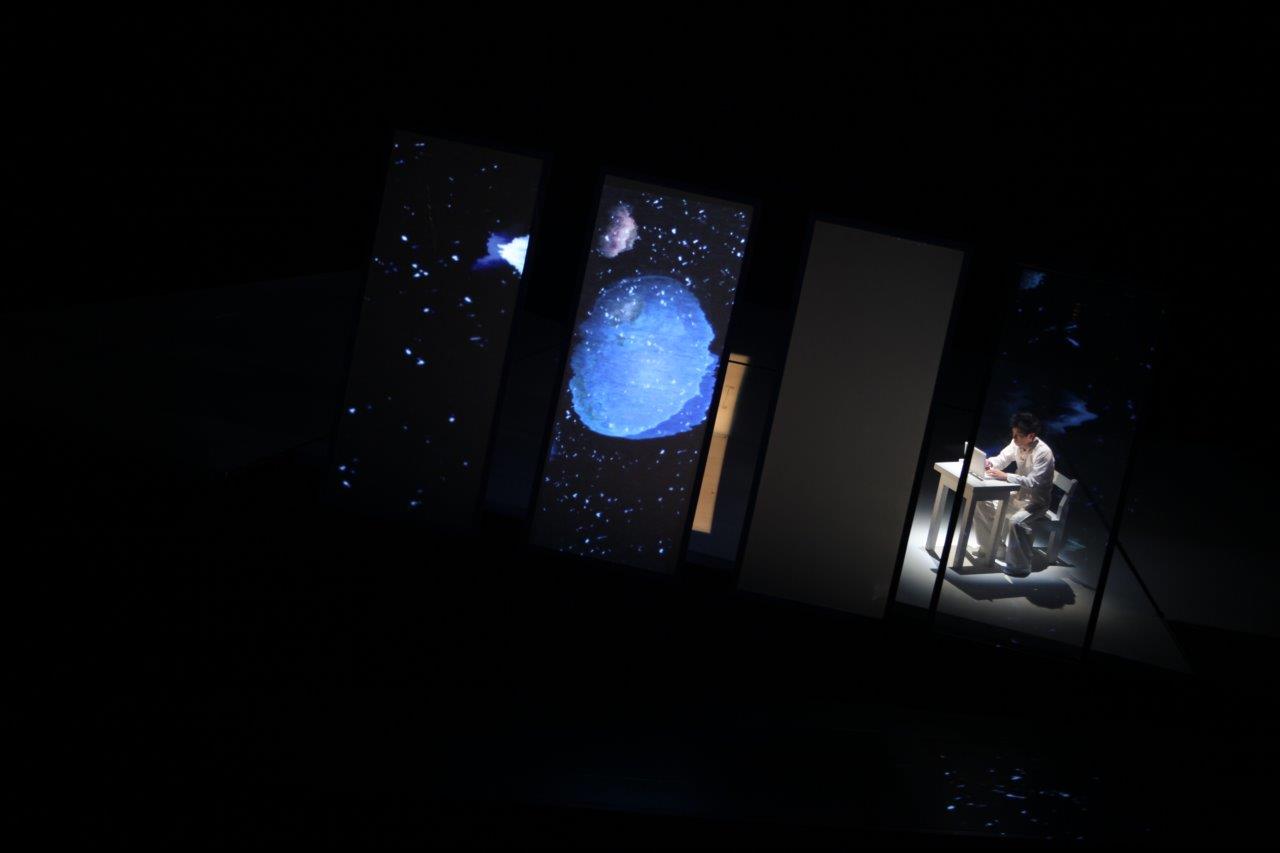 《萬有引力的下午》以多媒體視覺藝術與劇場呈現