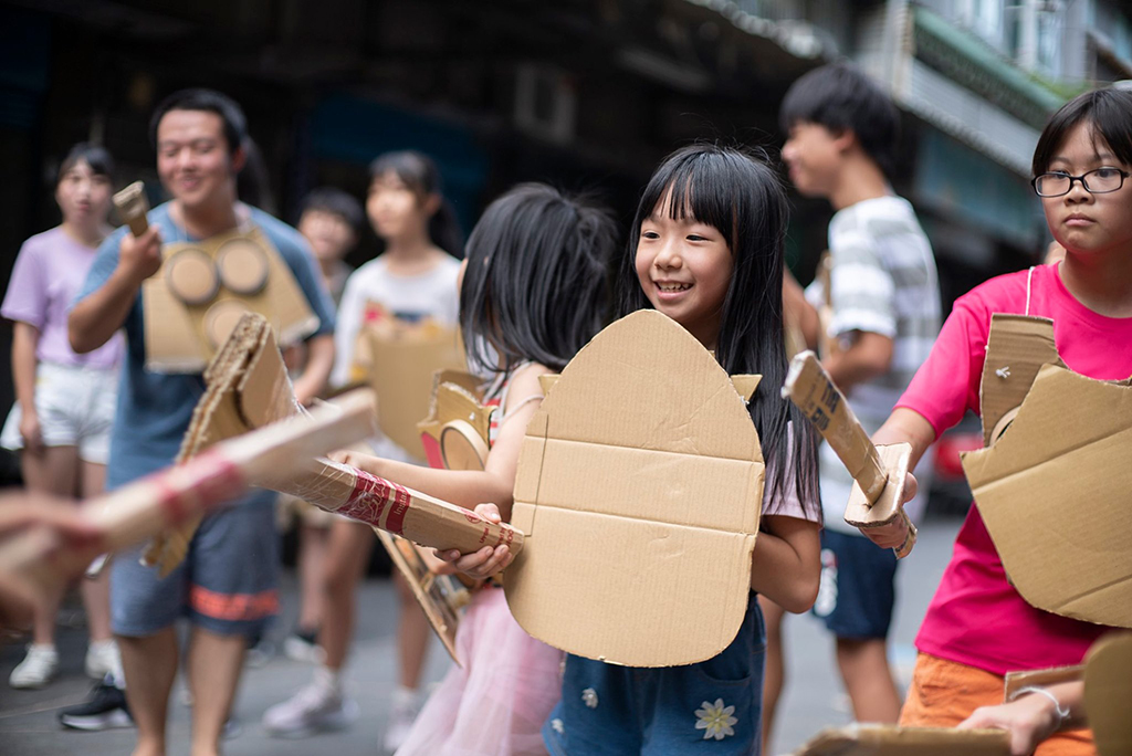 2020年夏天的「萬華紙箱戰爭」，用紙箱自製的武器與堡壘展開封街大戰，藉製作道具和遊戲的過程梳理身心的傷口。 