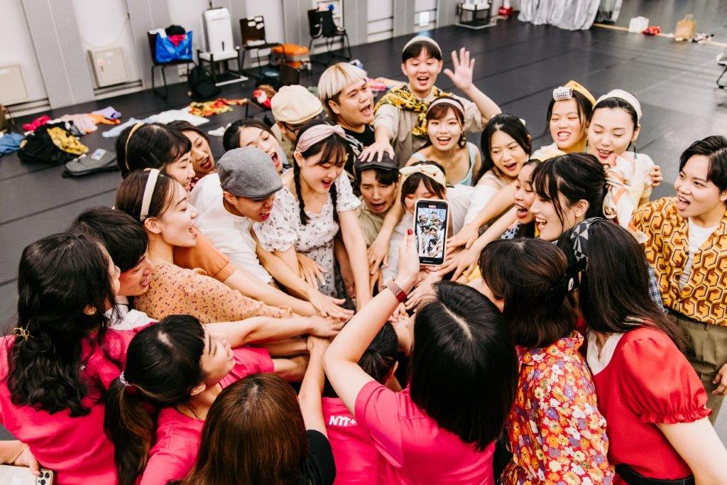2023「NTT+×勇源──音樂劇線上：新起之秀」成果發表前，參與學員相互打氣。