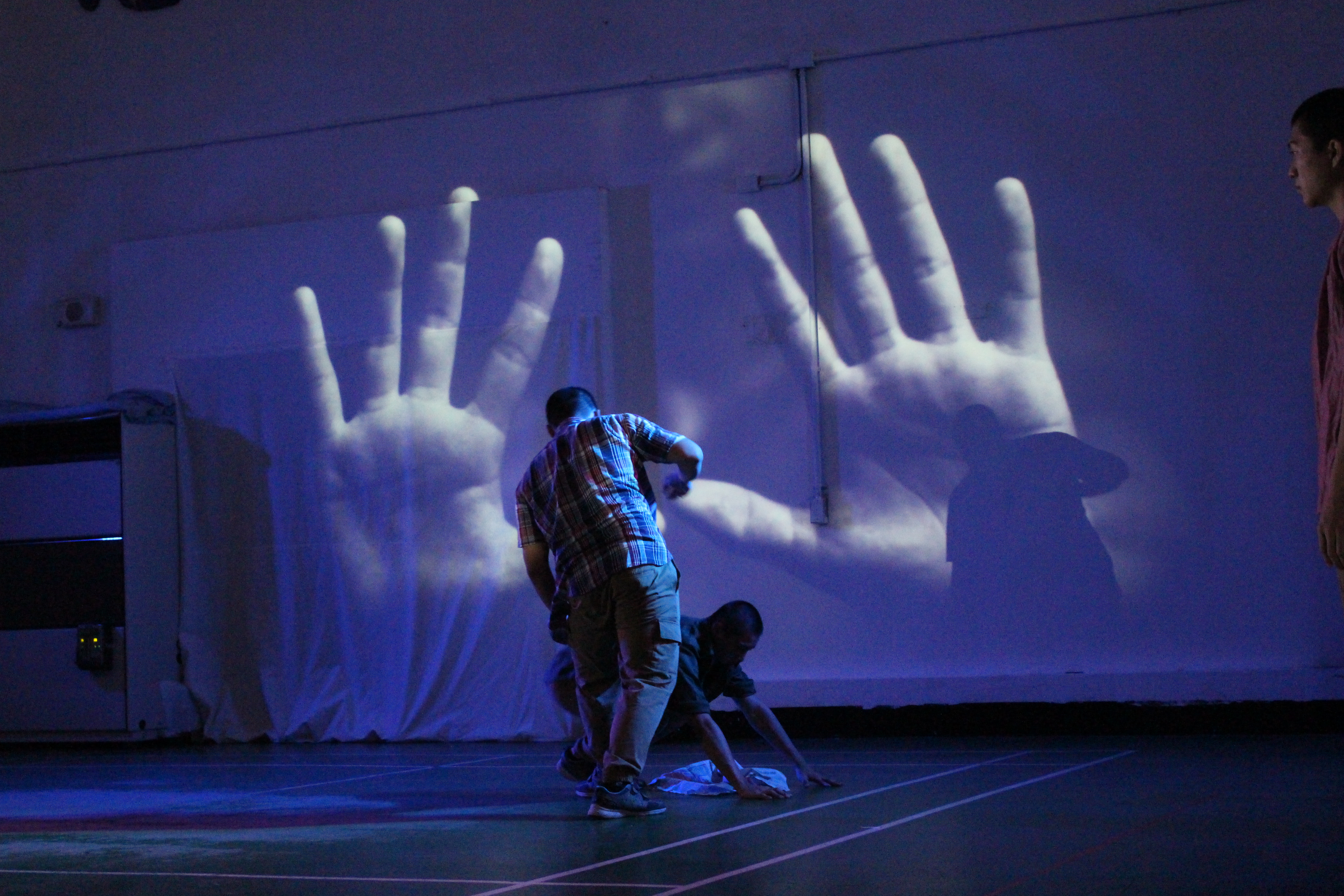 2018年，差事劇團攜手誠正中學共同完成《緊急出口》的演出。