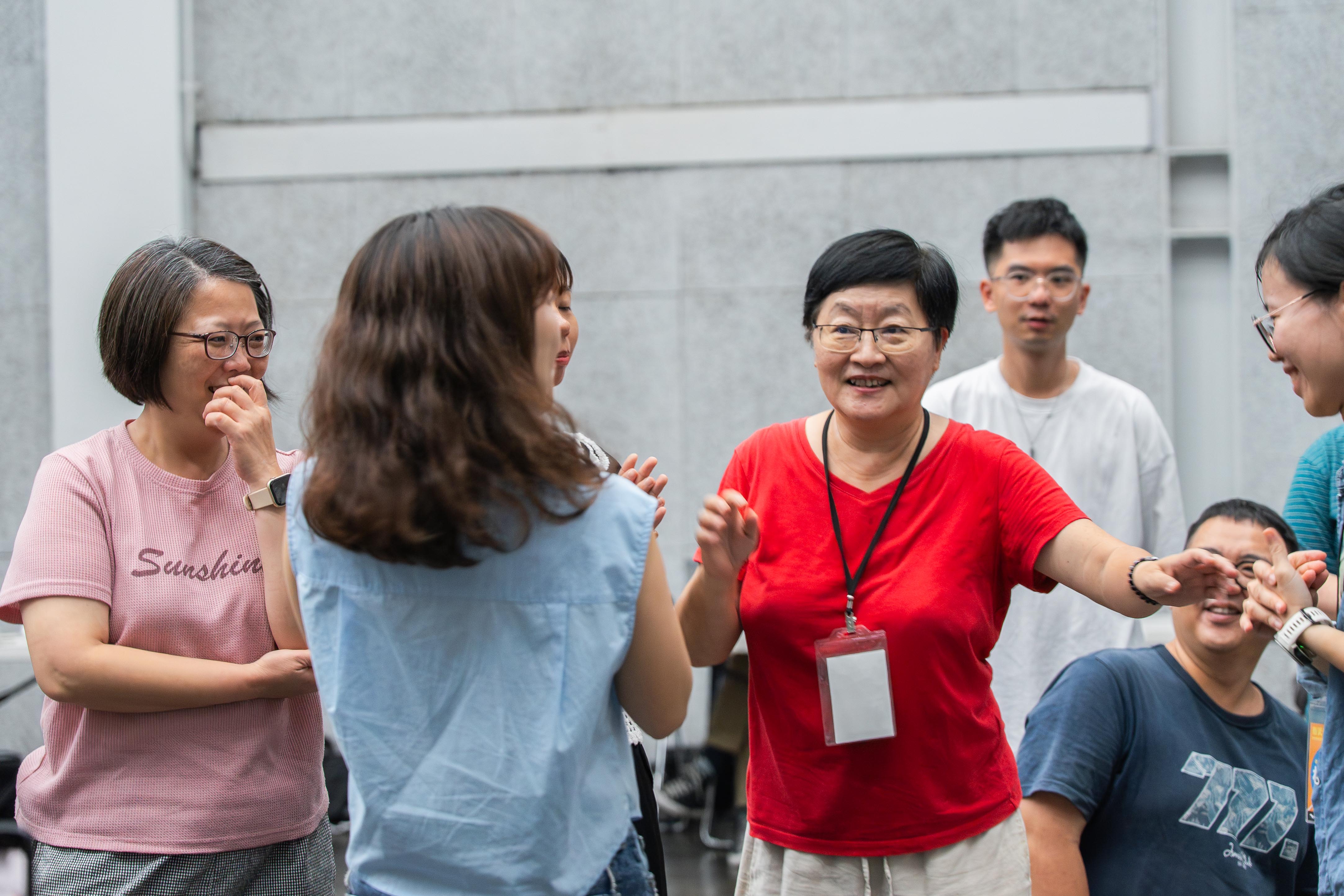 2024年，青藝盟與衛武營合作辦理「牽風箏的人2.0×教學藝術家專業發展計畫」師資培訓課程，共同培育具藝術與教育工作者。圖為王婉容老師授課紀錄。
