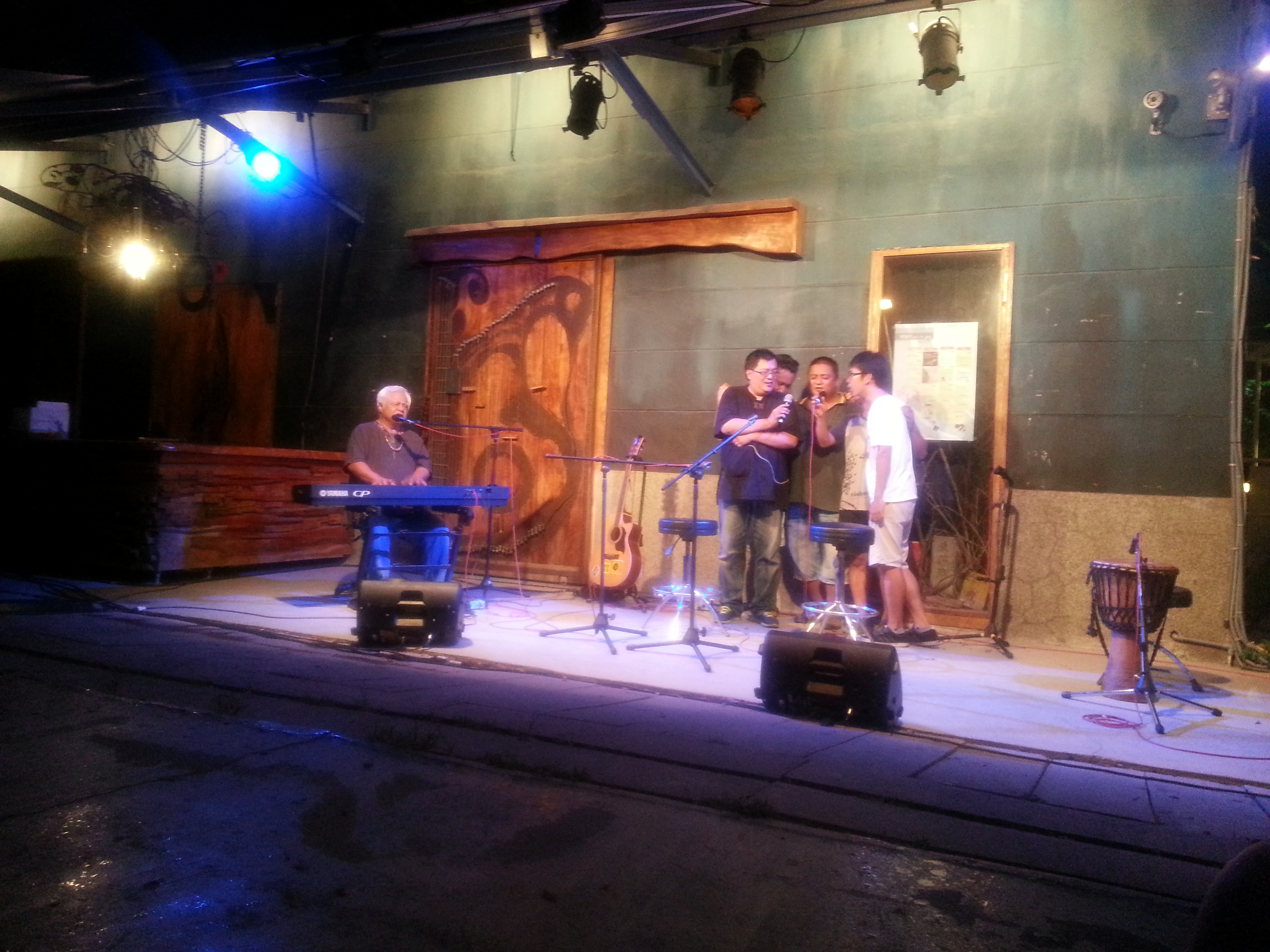 風箏計畫邀集十位藝術家與四位陳綢少年家園的青少年，用100天環島全台，走進各地安置機構。左一為音樂創作者胡德夫。