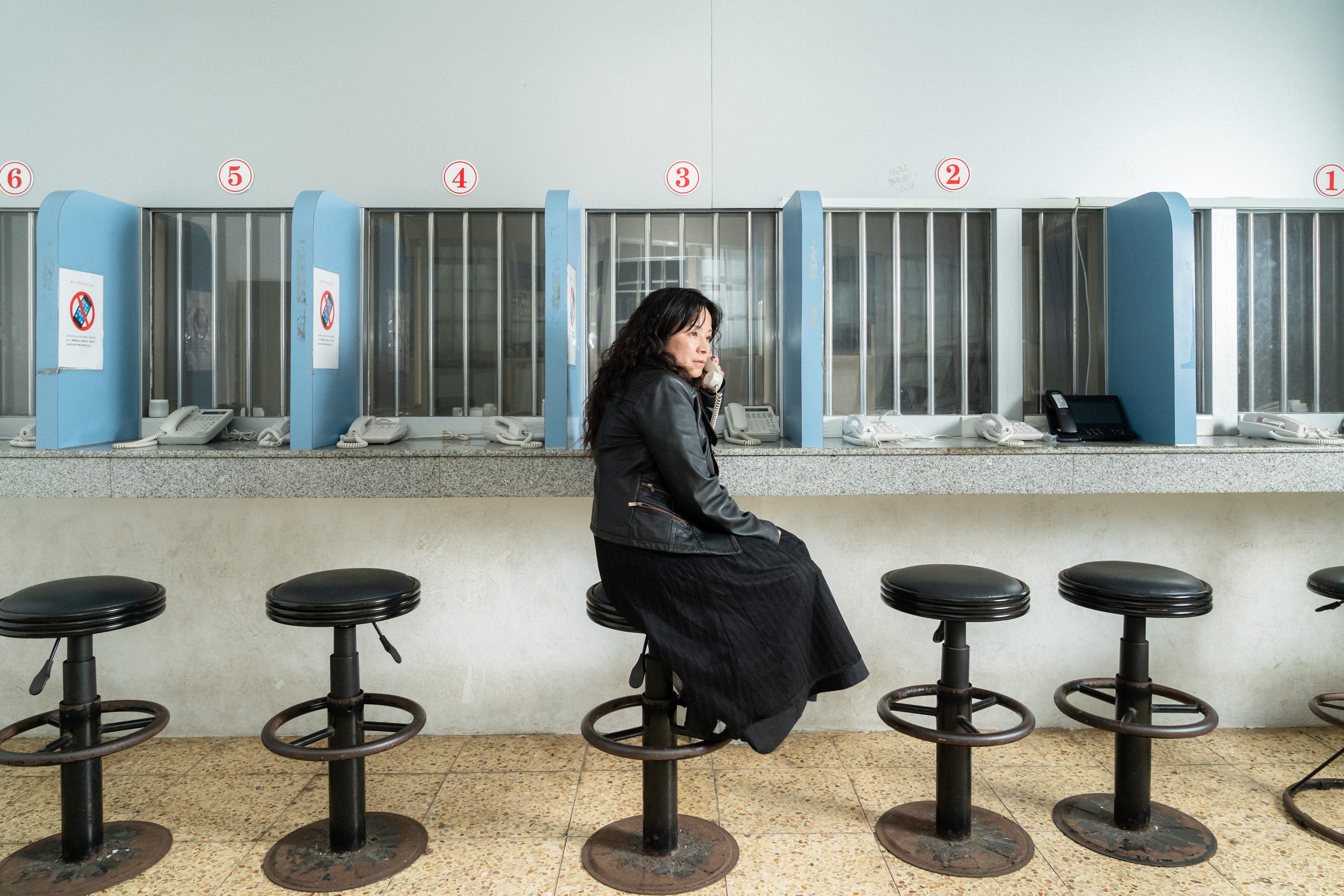 何蕙萍在悅讀課所關心的，是他們如何透過閱讀、討論與書寫重新理解自身經驗。（攝影／林家賢）