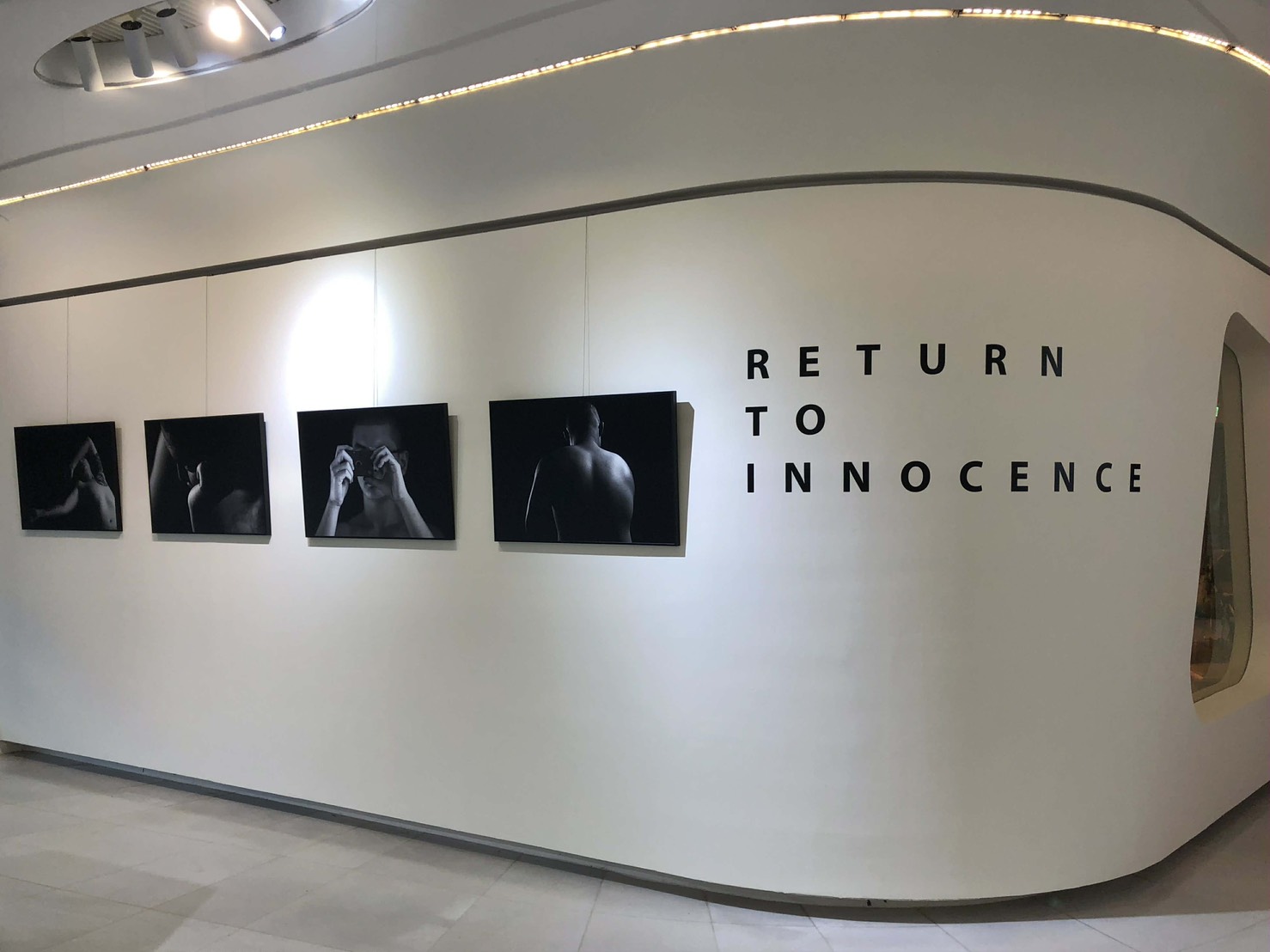 Return to Innocence（他們都說我沒來過——青春顯影）：攝影師盧德真於誠正中學為30名學生拍攝的黑白肖像作品。