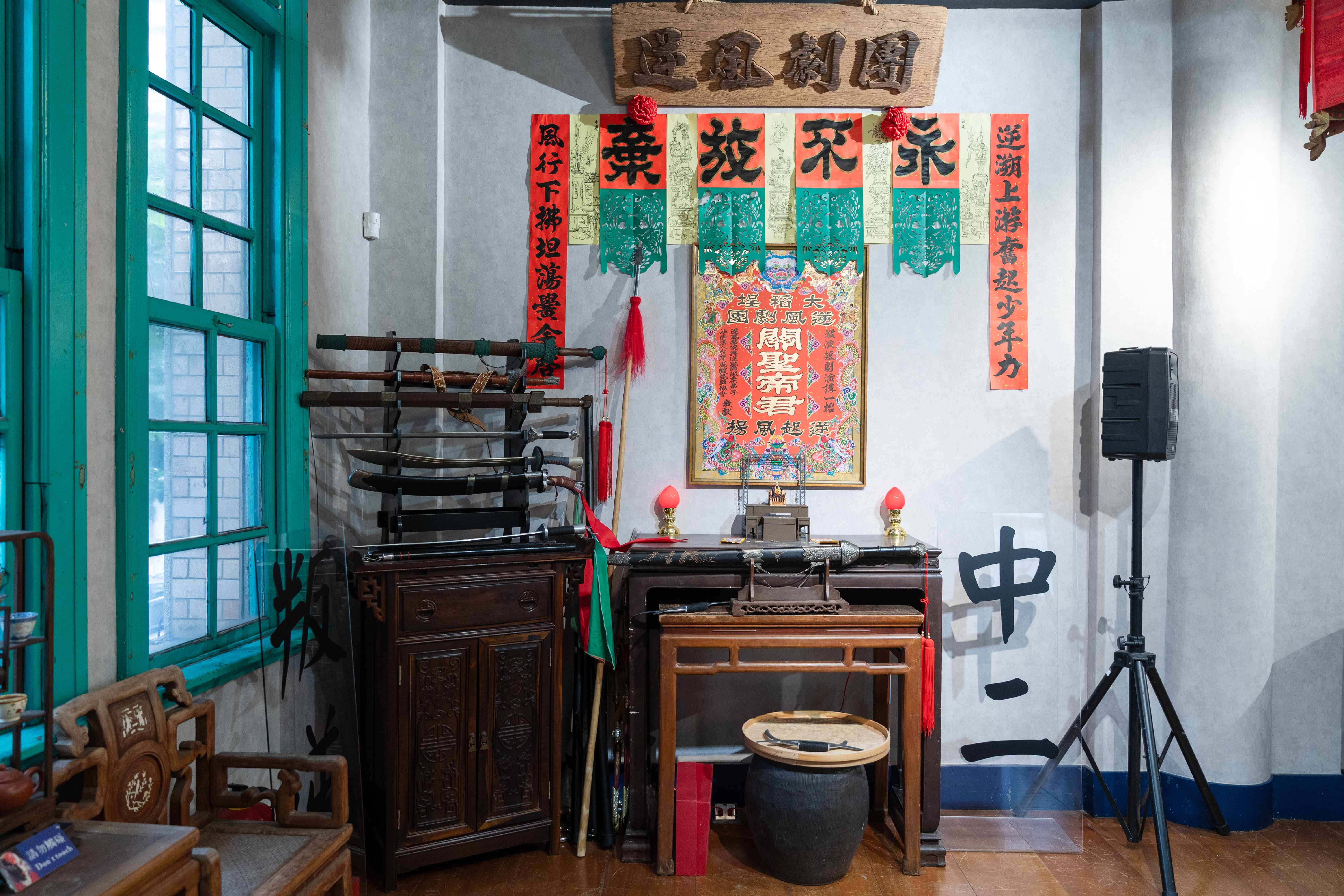 在逆風樓中處處可見劇團一路行進的痕跡，從戲劇展演到公益、社福與技職培訓。（攝影／林家賢）