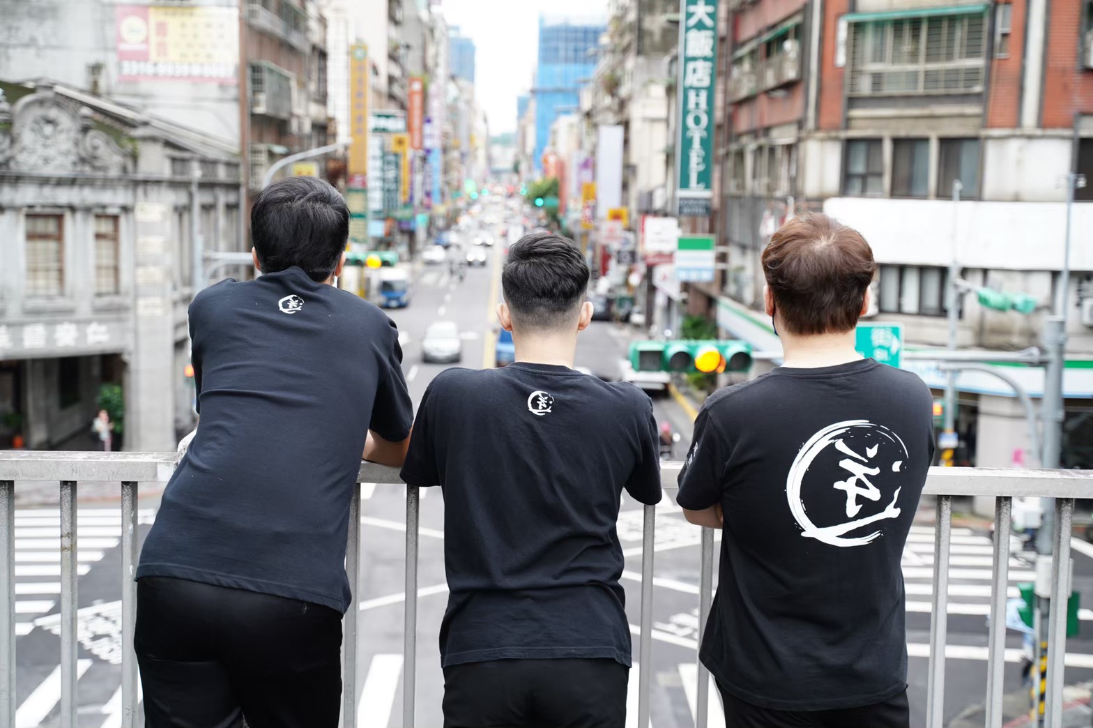 三人望向延平北路的劇團起家厝，回望創團起點。左起：邱奕醇、陳韋志、成瑋盛。