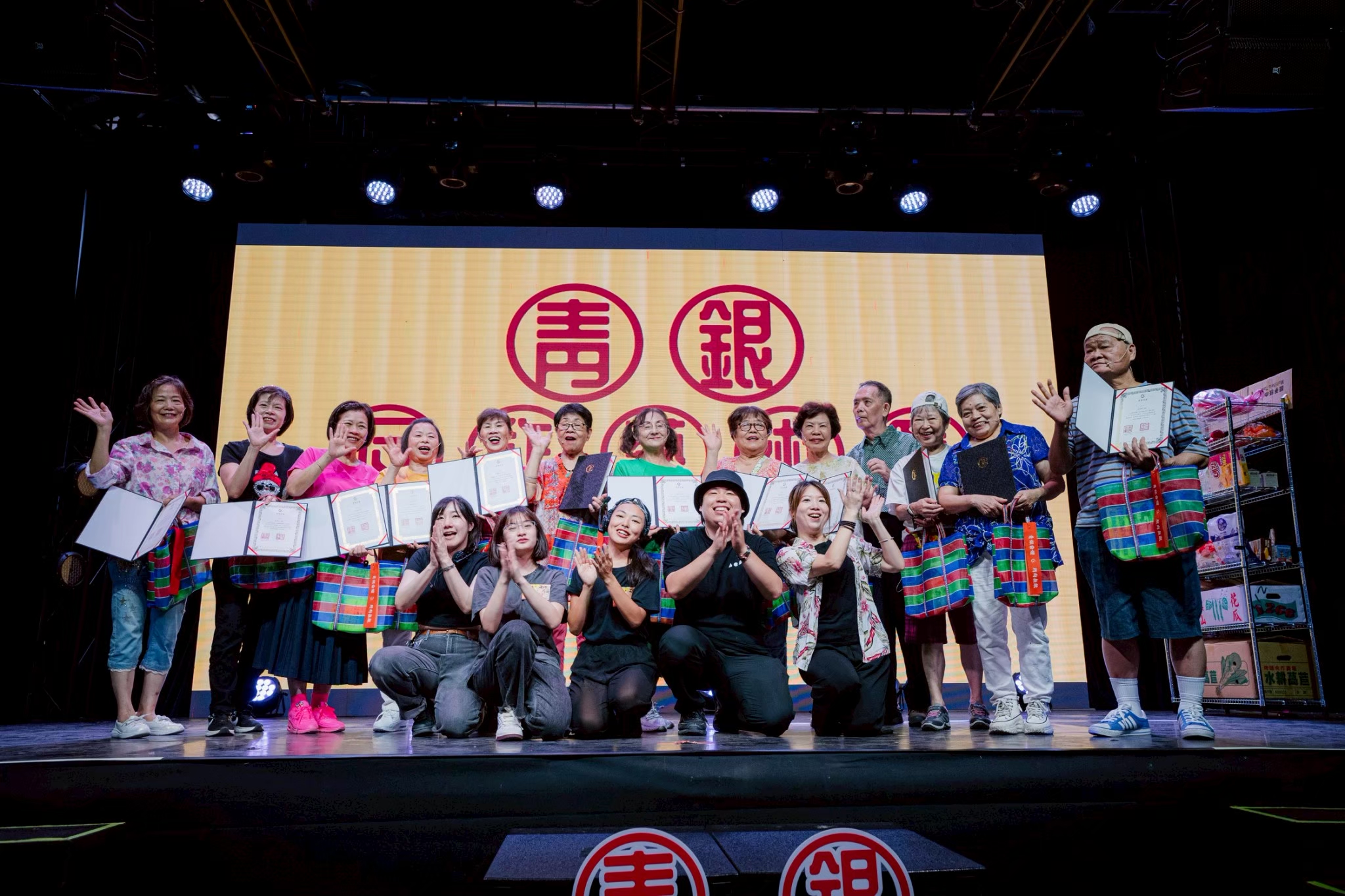 劇團攜手多處老人服務中心舉辦為期兩天的「青銀反詐藝術節」，並演出原創反詐劇目《菜市仔人生——遮按怎賣！》（2025）。