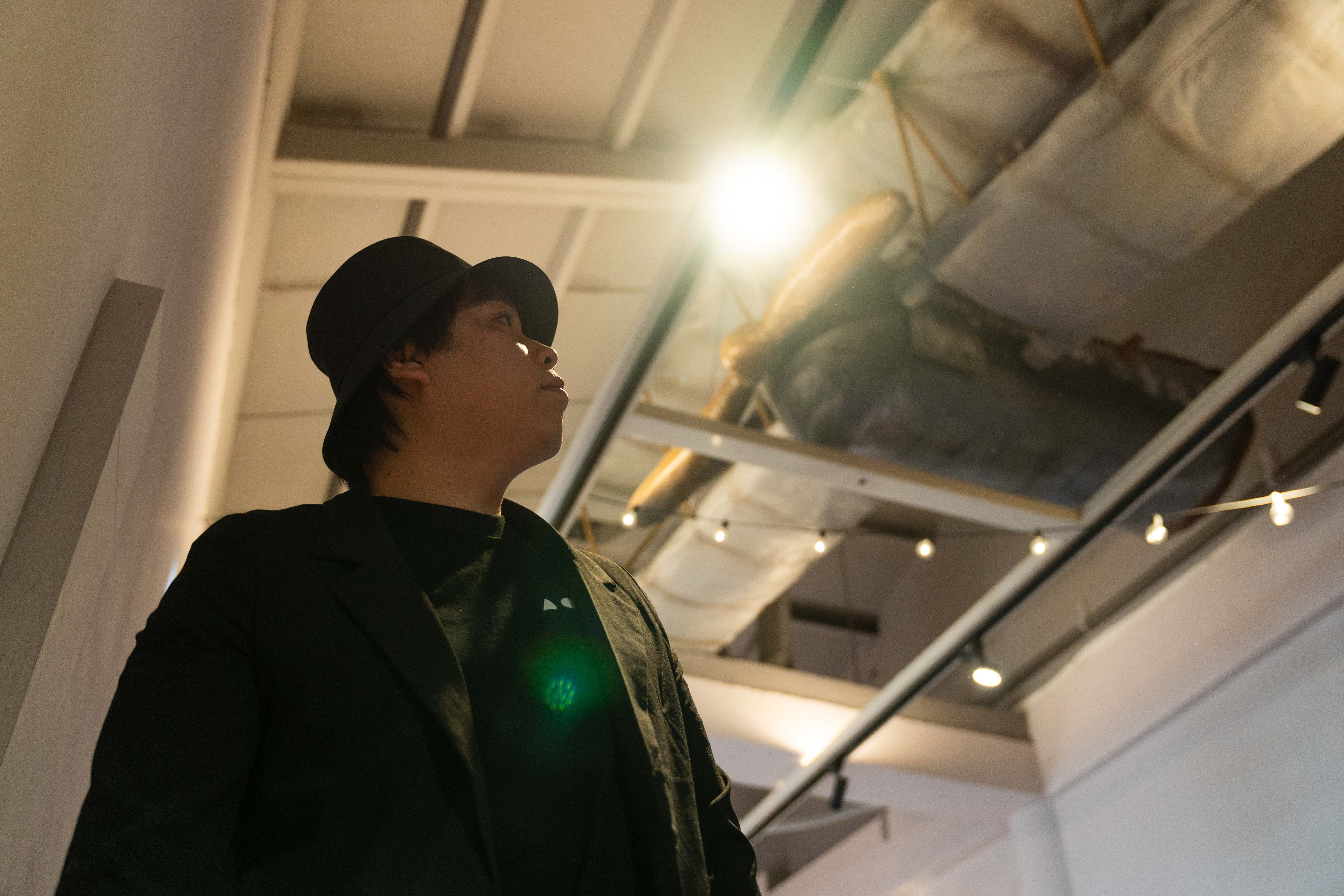 走進逆風樓咖啡館4樓，飛行圓夢舞台天花板懸掛著《飛の少年》（2025）飛機裝置，映照著劇團持續前行的軌跡。（攝影／林家賢）