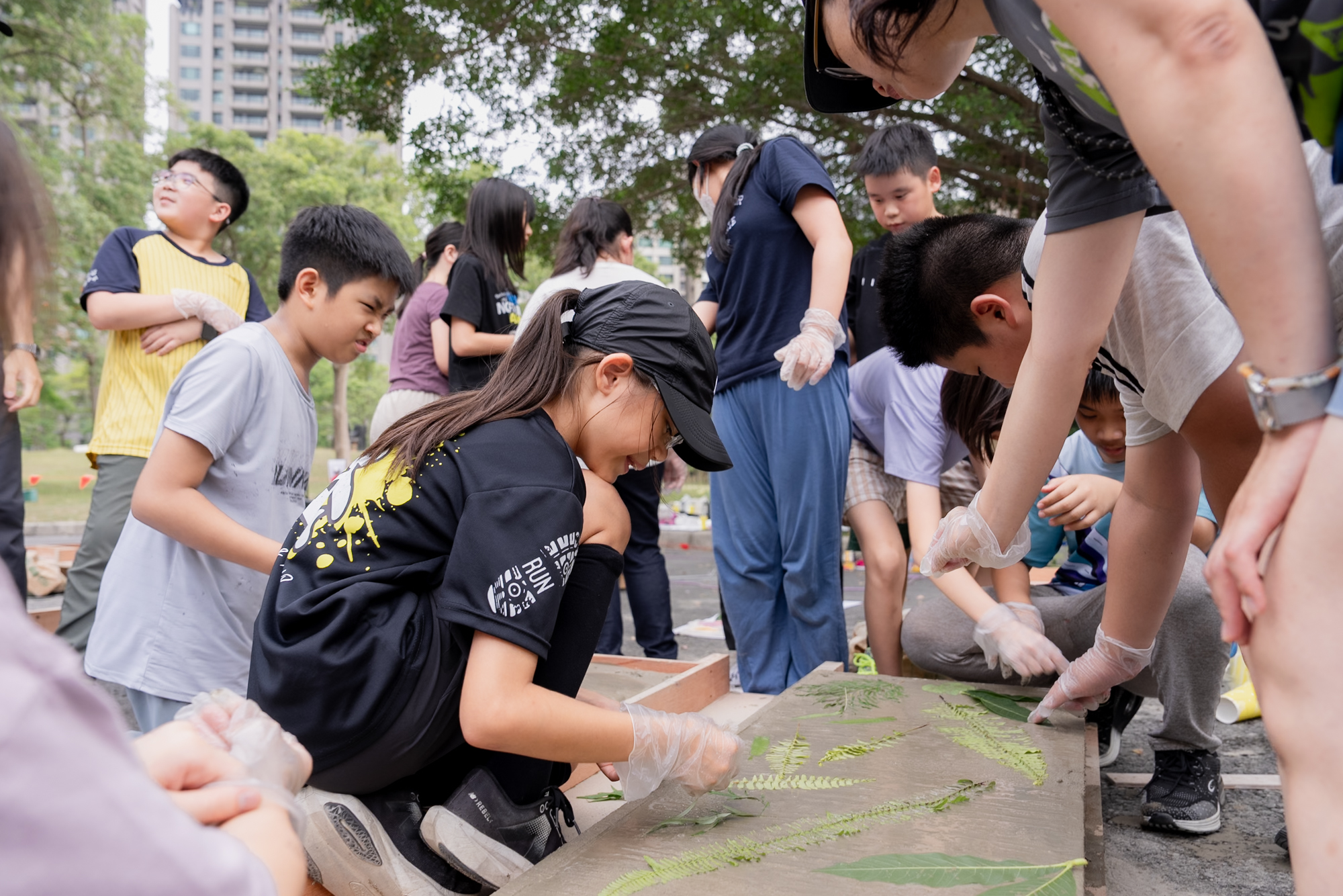 在「生態環境藝術浸潤計畫」中，引導學生運用園區蒐集的葉片進行拓印，並在材料配置與構圖設計的過程中，培養對環境的感知。