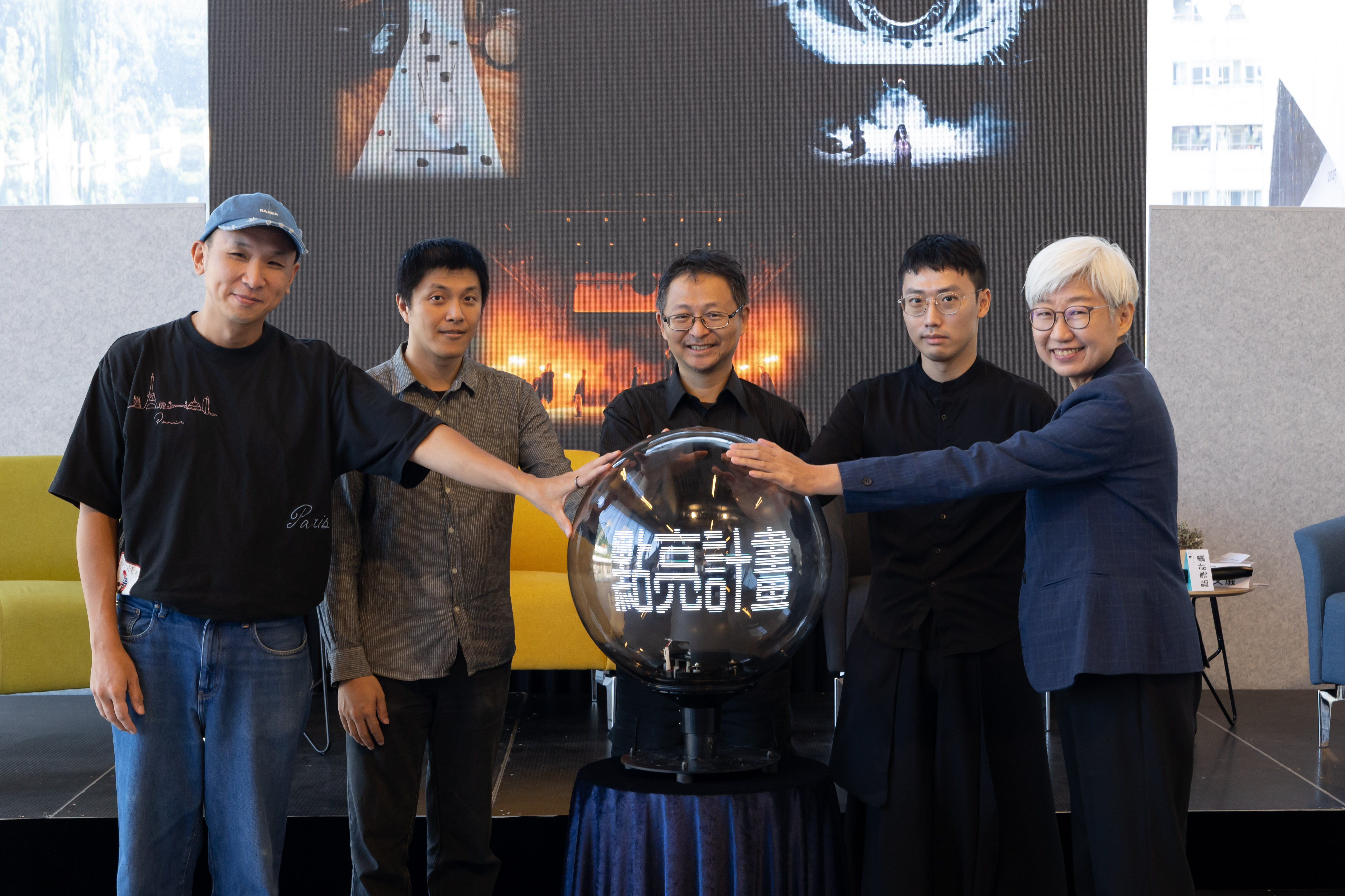 北藝中心推動「點亮劇場發展獎助計畫」,鼓勵表演藝術工作者持續發展創作。右一為北藝中心董事長王文儀。(攝影/林彥辰)