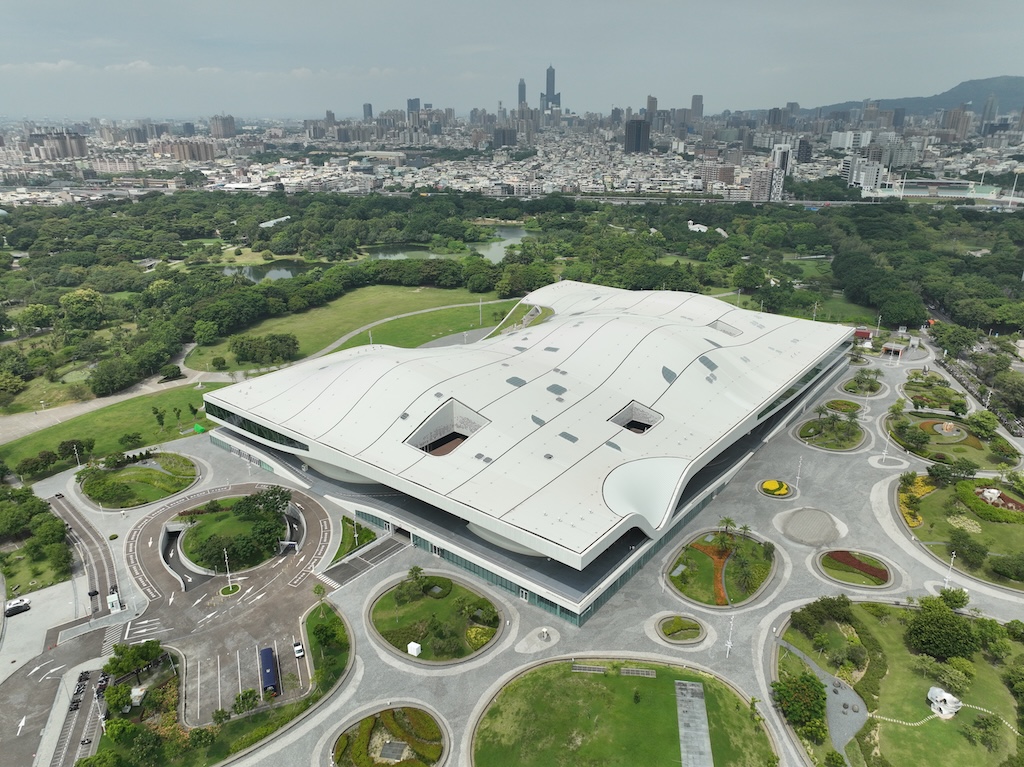 衛武營座落於衛武營都會公園旁，是南台灣重要的國家級表演藝術場館。