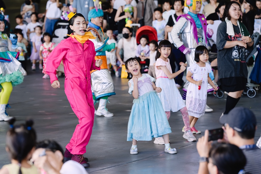 2026「花露露的童樂節」花露露唱跳會,以音樂、舞蹈與互動形式,邀請親子觀眾共同參與。(攝影/帽子)
